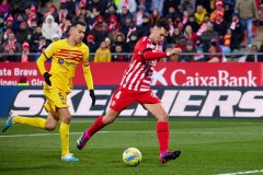 西甲德容续约锁定，曼联引援受阻红魔中场补强难题加剧